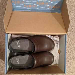 Danskos - Chocolate Brown - size 37 EU / 6.5 - 7 U